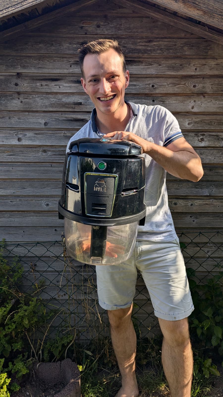 Jakob Wüsten hält seinen Hyla in den Händen
