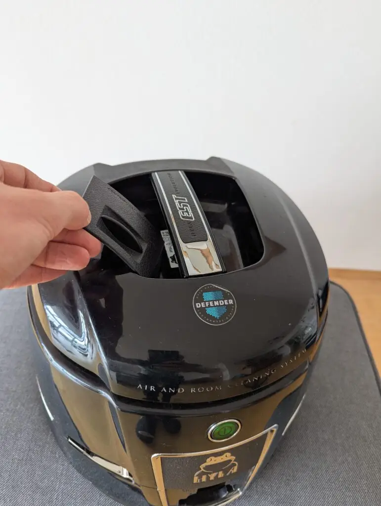 Flüsterklappe wird unter den Griff vom Hyla Motorkopf gelegt