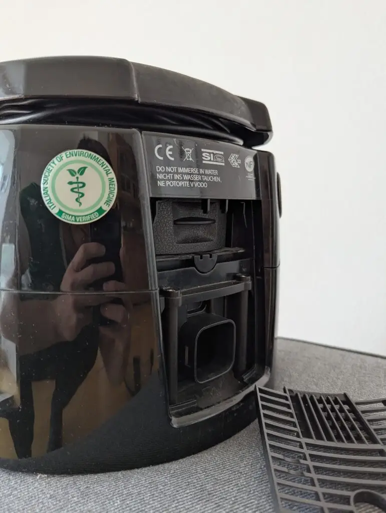 Verstaute Flüsterklappe hinter dem Abluftgitter vom Hyla