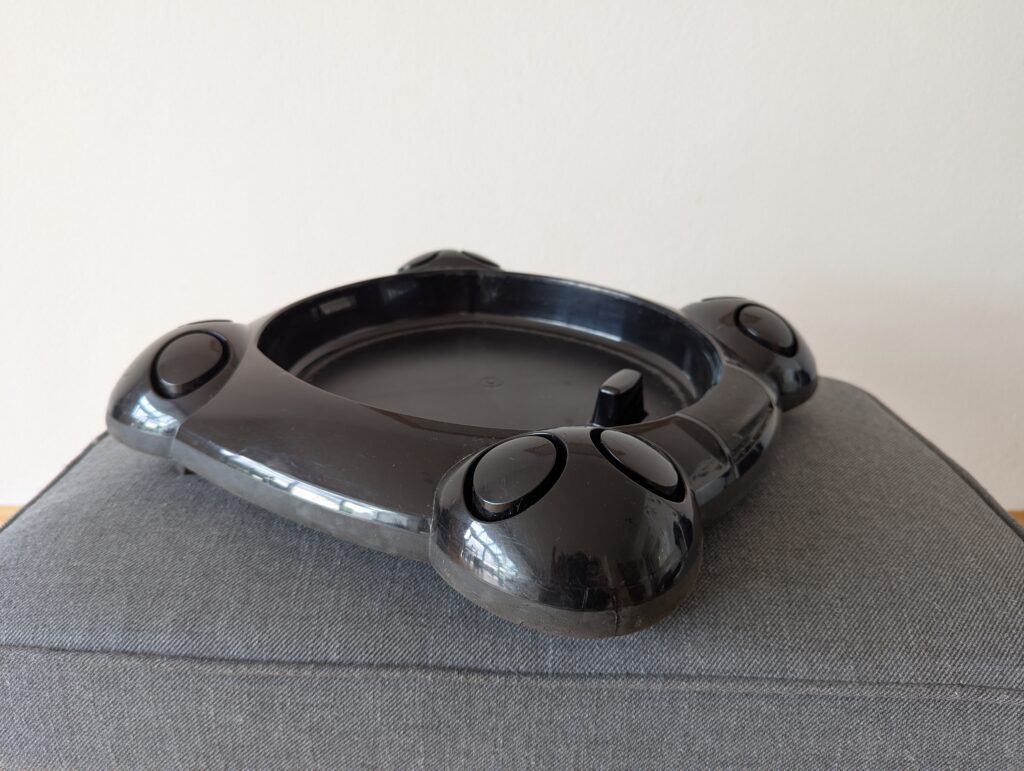 Hyla Rollbreit Seitenansicht auf einem Hocker.