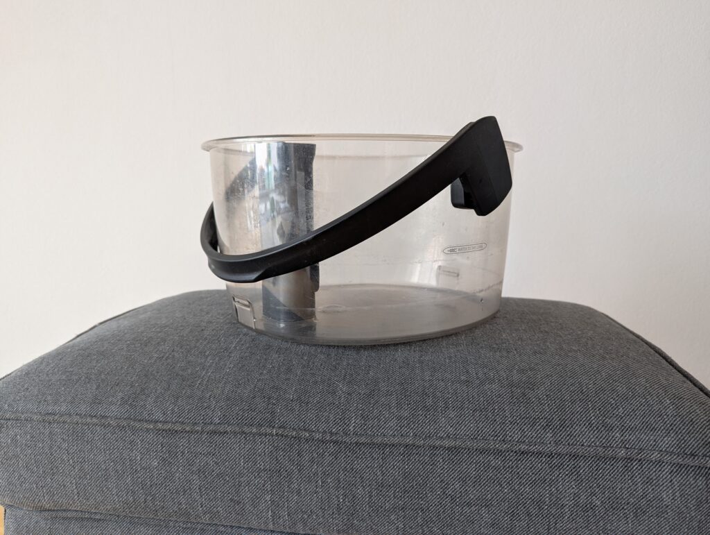 Hyla EST Wassereimer auf einem Hocker vor einer weißen Wand.